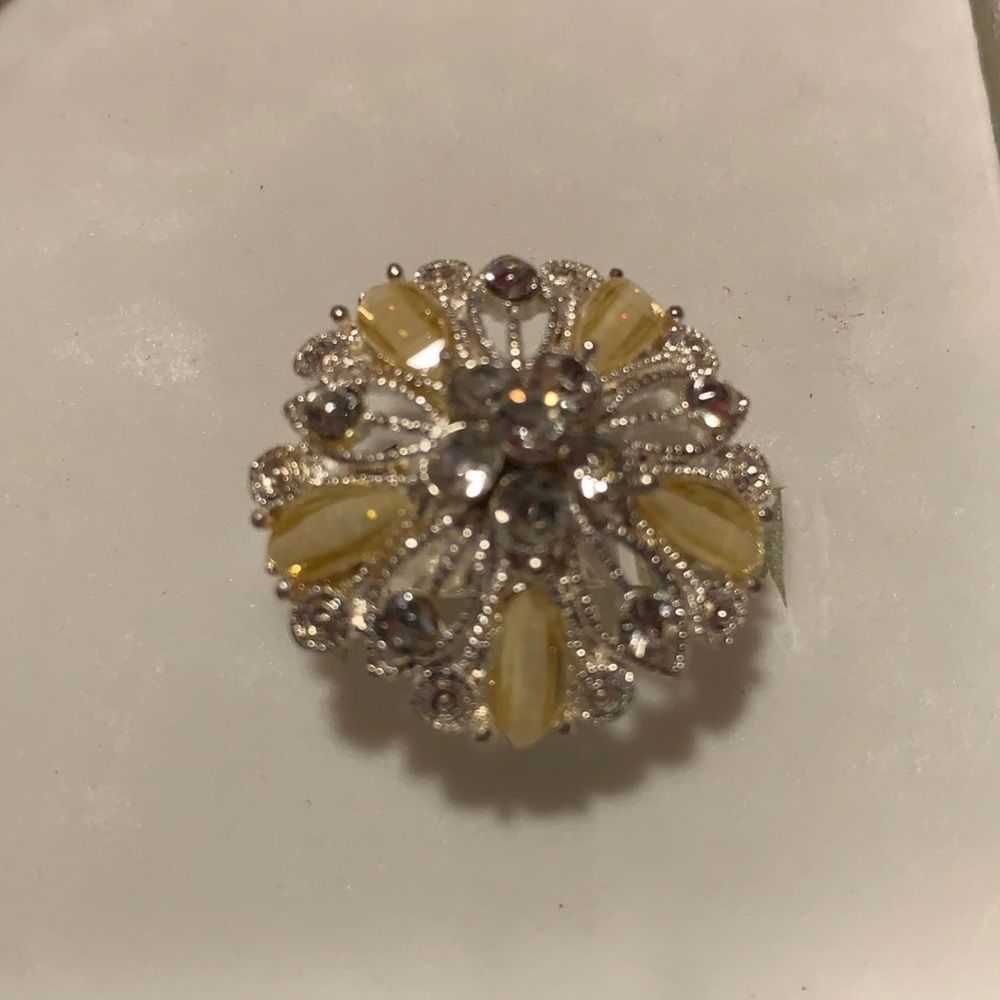 Gorgeous white rhinestone w/ yellow adjustab ring